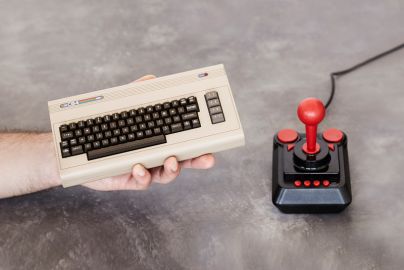 Commodore 64 spillekonsol med 64 spil & USB joystick